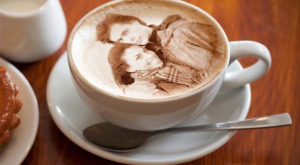 Чашка кофе с рисунком, сделанным на кофе-принтере фото